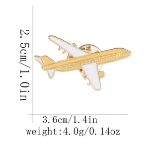 Broche avion en émail jaune et blanc avec bordure dorée, 3,6 cm par 2,5 cm