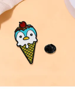 Detailaufnahme der süßen Pinguin-Eis-Emaille-Nadel mit schwarzem Gummiverschluss
