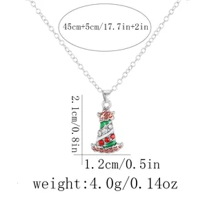 Dettaglio della collana con cappello di Babbo Natale in smalto rosso verde e cristalli