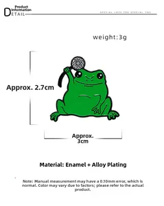 Détail d'une broche grenouille en émail vert montrant les dimensions 2,7x3cm et le poids