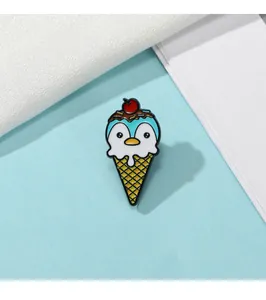 Detailaufnahme einer süßen Pinguin-Eiscreme-Emaille-Nadel mit lebendigen Farben und Kirsche