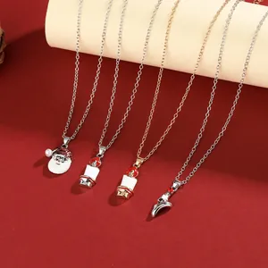 Collana di Natale con ciondoli Babbo Natale, candele e stivale su piedistallo