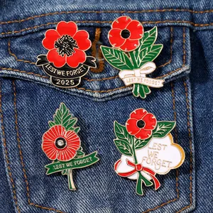 Ensemble de broches en émail coquelicot avec texte Lest We Forget sur fond denim
