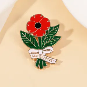 Détail de la broche coquelicot en émail avec texte Lest We Forget sur ruban blanc