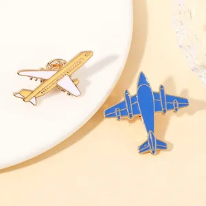 Détail de pins d'avion vintage et moderne avec émail coloré sur métal doré