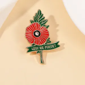 Détail de la broche coquelicot en émail avec strass et gravure Lest We Forget