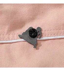 Vue détaillée du dos de la broche avec fermoir papillon noir sur tissu rose