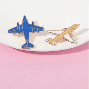 Macro de broches d'avion miniatures avec bords dorés et finition en émail coloré