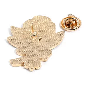 Vue arrière de la broche fleur dorée avec épingle en métal et fermoir papillon