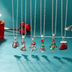 Dettaglio di 6 collane natalizie con ciondoli smaltati come Babbo Natale e albero
