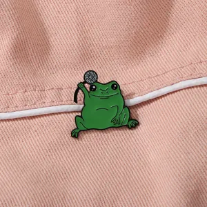 Broche en émail grenouille verte sur denim rose, badge métallique élégant pour décoration