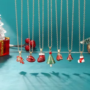 Set di collane natalizie con ciondoli festivi come renne e alberi su catene dorate
