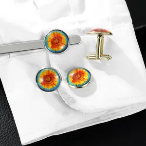Parure pince à cravate et boutons de manchette tournesol sur une chemise à rayures