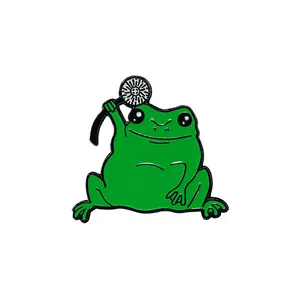 Broche mignonne en émail grenouille verte avec un pissenlit en métal poli et époxy
