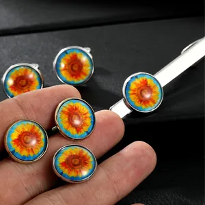 Vue détaillée des boutons de manchette tournesol et de la pince à cravate en main