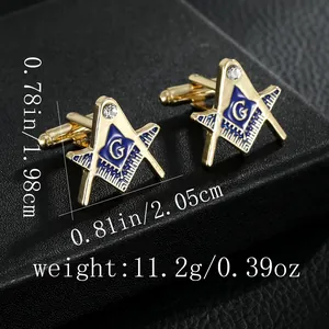 Macro-opname van gouden Vrijmetselarij manchetknopen met blauw emaille en G-symbool