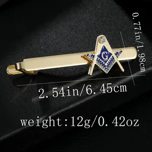 Macro-opname van vrijmetselaar dasclip met blauw emaille G-logo en kristallen accent