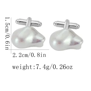 Détail des boutons de manchette en argent avec perles baroques, dimensions 2,2 cm x 1,5 cm