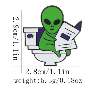 Insigne en émail extraterrestre vert drôle lisant un journal sur les toilettes