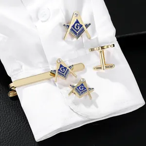 Gouden Vrijmetselarij manchetknopen en stropdasclip set met blauw email op wit overhemd