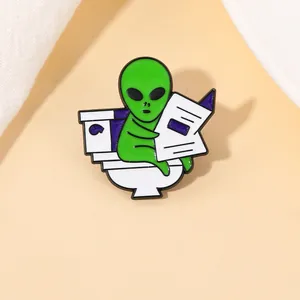 Broche Humour en Émail Alien Lisant le Journal Sur les Toilettes Badge Rigolo en Alliage Pour Halloween Accessoires de Vêtement Cadeau