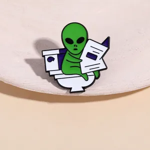 Vue macro d'une broche extraterrestre sur les toilettes lisant un journal sur un plat