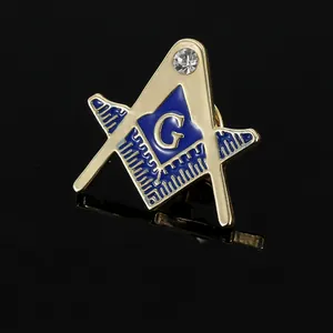 Detail van de vrijmetselarij speld met blauw emaille en kristal op zwarte achtergrond