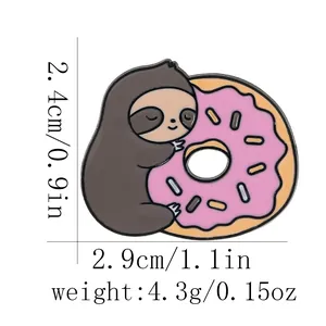Broche paresseux en émail avec donut rose, dimensions 2,4cm x 2,9cm, badge en métal