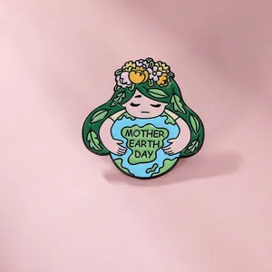 Detailansicht der Mother Earth Day Emaille-Anstecknadel mit grünem Blumendesign