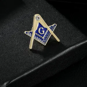 Macro-opname van gouden Vrijmetselaar speld met blauw emaille symbool op zwart leer