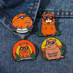 Λεπτομέρεια από τέσσερις καρφίτσες Capybara με γυαλιά ηλίου σε μπλε τζιν ύφασμα φόντο