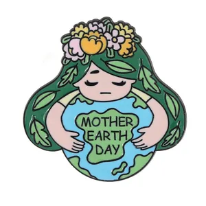 Emaille-Anstecknadel Mother Earth Day mit buntem Globus-Cartoon und grünem Wald-Design