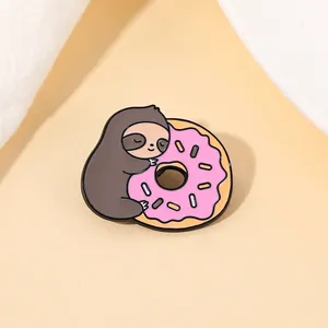 Broche Paresseux Tenant Un Donut Dessin Animé Émail Badge Pin Pour Vêtements Sacs Alliage Bijoux Cadeau Animal Nourriture