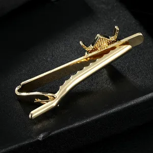 Elegante gouden stropdasclip met kroonontwerp op een luxe zwarte sieraden displaydoos