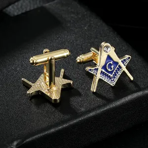 Macro-opname van goud-blauwe vrijmetselaars manchetknopen met G-symbool en kristal