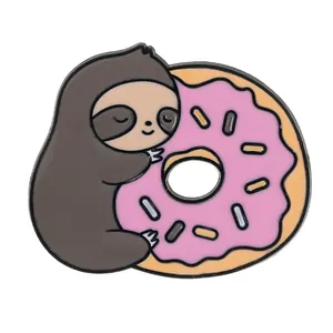 Broche paresseux en émail tenant un donut rose, insigne en métal de haute qualité