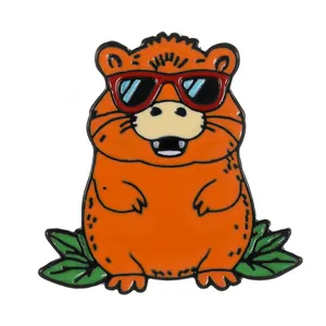 Χαριτωμένη καρφίτσα σμάλτου Capybara με ένα καπιμπάρα που φοράει κόκκινα γυαλιά ηλίου