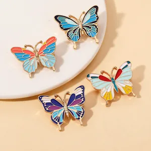 Lot de quatre broches papillon colorées en émail avec motifs d'ailes vibrants