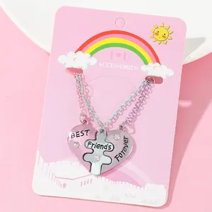 Detailansicht der Best Friends Herz-Puzzle-Halskette mit bunten Ketten und Kristallen