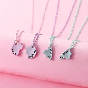 Detail von vierteiligen Herz-Puzzle-Halsketten mit graviertem Best Friends Forever Text