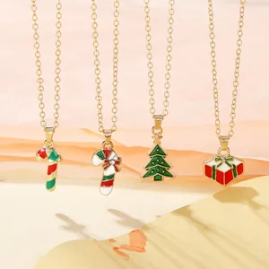 Detailansicht der Weihnachtsketten aus Emaille mit Zuckerstangen- und Weihnachtsbaum-Anhängern