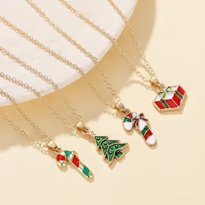 Weihnachts-Halsketten-Set mit Goldketten und Emaille-Anhängern wie Tannenbaum und Zuckerstange
