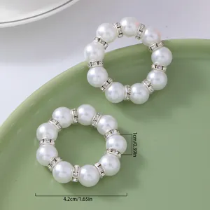 Détail de ronds de serviette en perles faits main avec strass en cristal sur une assiette