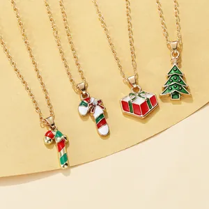 Weihnachts-Halskettenset mit Emaille-Anhängern wie Zuckerstangen und Baum auf Goldkette