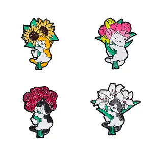 Set mit vier süßen Katzen-Emaille-Pins mit Sonnenblumen, Lilien, Rosen und Tulpen