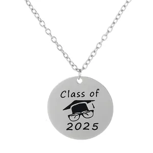 Collana di laurea 2025 in acciaio inossidabile argento con ciondolo rotondo inciso