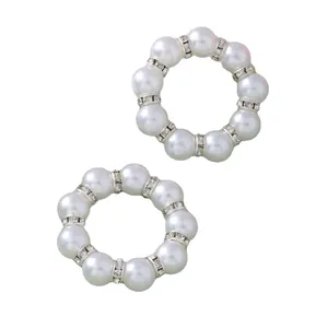 Ronds de serviette élégants en perles et strass pour décoration de table festive blanche