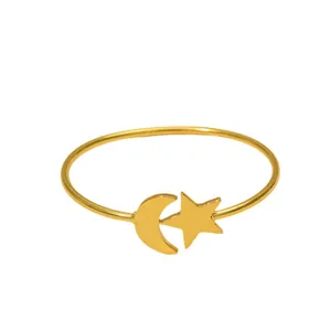 Minimalistisches Goldarmband mit Mond und Stern und polierter Oberfläche auf Weiß