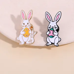 Detalle del set de pines de conejo de Pascua esmaltados en acabados oro y negro