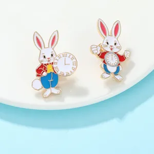 Detalle de pines de esmalte de conejo blanco con reloj, chaqueta roja y aleación dorada